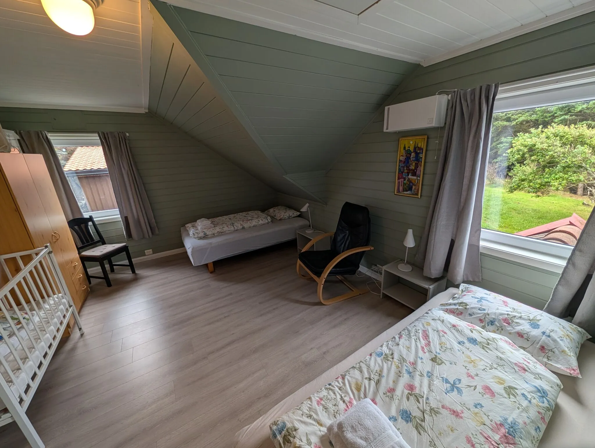 Soverom med dobbeltseng, enkeltseng og barneseng